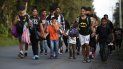 Un grupo de migrantes camina en un intento de llegar a Estados Unidos, cerca de El Cinchado, Guatemala, el miércoles 15 de enero de 2020 en la frontera con Honduras. Un grupo de migrantes camina en un intento de llegar a Estados Unidos, cerca de El Cinchado, Guatemala, el miércoles 15 de enero de 2020 en la frontera con Honduras.
