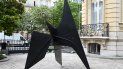 Esta imagen muestra una obra sin título del artista estadounidense Alexander Calder en el patio de la casa de subastas Artcurial en París el dos de julio de 2020 antes de su venta que se realizará el ocho de julio de 2020. Esta imagen muestra una obra sin título del artista estadounidense Alexander Calder en el patio de la casa de subastas Artcurial en París el dos de julio de 2020 antes de su venta que se realizará el ocho de julio de 2020.