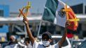 Un migrante deportado sostiene cruces con una bandera mexicana en el fondo durante una demostración en contra de las políticas migratorias del presidente de los Estados Unidos, Donald Trump, en el puerto de entrada de San Ysidro en Tijuana, estado de Baja California, México, el 8 de julio de 2020. Donald Trump elogió el miércoles su relación sobresaliente con el presidente mexicano Andrés Manuel López Obrador cuando lo recibió en la Casa Blanca para la primera reunión entre los dos líderes. Un migrante deportado sostiene cruces con una bandera mexicana en el fondo durante una demostración en contra de las políticas migratorias del presidente de los Estados Unidos, Donald Trump, en el puerto de entrada de San Ysidro en Tijuana, estado de Baja California, México, el 8 de julio de 2020. Donald Trump elogió el miércoles su relación sobresaliente con el presidente mexicano Andrés Manuel López Obrador cuando lo recibió en la Casa Blanca para la primera reunión entre los dos líderes.