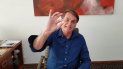 El presidente Jair Bolsonaro muestra el momento cuado se toma una pastilla. El presidente Jair Bolsonaro muestra el momento cuado se toma una pastilla.