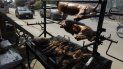 En esta fotografía de archivo del 30 de marzo de 2017, un puesto vende carne asada de perro en una acera en las afueras de Phnom Penh, Camboya. En esta fotografía de archivo del 30 de marzo de 2017, un puesto vende carne asada de perro en una acera en las afueras de Phnom Penh, Camboya.