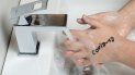 Lávese las manos con frecuencia con agua y jabón durante al menos 20 segundos, especialmente después de haber estado en un lugar público, o después de sonarse la nariz, toser o estornudar. Lávese las manos con frecuencia con agua y jabón durante al menos 20 segundos, especialmente después de haber estado en un lugar público, o después de sonarse la nariz, toser o estornudar.