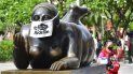 Estatua callejera de Fernando Botero con un tapabocas que dice Yo cuido a Medellín en una foto captada el 9 de junio del 2020, en la ciudad de Medellín, Colombia. Estatua callejera de Fernando Botero con un tapabocas que dice Yo cuido a Medellín en una foto captada el 9 de junio del 2020, en la ciudad de Medellín, Colombia.