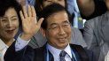 En esta imagen de archivo del 5 de junio de 2014, Park Won-soon, entonces candidayo a la alcaldía de Seúl, celebra su victoria en las elecciones municipales en su oficina de Seúl, Corea del Sur. Las autoridades buscaban a Park el jueves 9 de julio de 2020 después de que su hija reportara su desaparición, según fuentes policiales. En esta imagen de archivo del 5 de junio de 2014, Park Won-soon, entonces candidayo a la alcaldía de Seúl, celebra su victoria en las elecciones municipales en su oficina de Seúl, Corea del Sur. Las autoridades buscaban a Park el jueves 9 de julio de 2020 después de que su hija reportara su desaparición, según fuentes policiales.