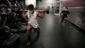 Personas portan mascarillas mientras se ejercitan en un gimnasio de Los Ángeles. Personas portan mascarillas mientras se ejercitan en un gimnasio de Los Ángeles.
