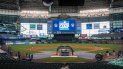 La foto del lunes 6 de julio de 2020, muestra la práctica de los Cerveceros de Milwaukee, en el Miller Park La foto del lunes 6 de julio de 2020, muestra la práctica de los Cerveceros de Milwaukee, en el Miller Park