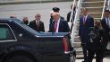 El presidente Donald Trump saluda a la comitiva que acudió a recibirlo en el Aeropuerto Internacional de Miami, El presidente Donald Trump saluda a la comitiva que acudió a recibirlo en el Aeropuerto Internacional de Miami,