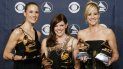 En esta foto de archivo del 11 de febrero de 2007, Emily Robison, a la izquierda, Natalie Maines, en el centro, y Martie Maguire del grupo The Dixie Chicks posan con sus premios a la canción del año, al disco del año, al álbum del año, al mejor álbum country y a la mejor actuación country en la 49 Entrega Anual de los Premios Grammy en Los Ángeles. Ahora, regresan con nueva música. En esta foto de archivo del 11 de febrero de 2007, Emily Robison, a la izquierda, Natalie Maines, en el centro, y Martie Maguire del grupo The Dixie Chicks posan con sus premios a la canción del año, al disco del año, al álbum del año, al mejor álbum country y a la mejor actuación country en la 49 Entrega Anual de los Premios Grammy en Los Ángeles. Ahora, regresan con nueva música.