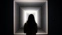 Una espectadora observa en Nueva York la obra Sharpeville de Frank Stella, incluida en la subasta de arte One, que realizó Christies. Una espectadora observa en Nueva York la obra Sharpeville de Frank Stella, incluida en la subasta de arte One, que realizó Christies.
