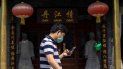 Un hombre con mascarilla pasa frente a un restaurante en Beijing, miércoles 8 de julio de 2020. Un hombre con mascarilla pasa frente a un restaurante en Beijing, miércoles 8 de julio de 2020.
