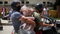Dos hombres, con mascarillas para protegerse del coronavirus, transportan bolsas de carne y salchichas sobre una motocicleta el miércoles 8 de julio de 2020 en un mercado callejero, en Caracas, Venezuela. Dos hombres, con mascarillas para protegerse del coronavirus, transportan bolsas de carne y salchichas sobre una motocicleta el miércoles 8 de julio de 2020 en un mercado callejero, en Caracas, Venezuela.