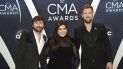 En esta fotografía de archivo del 14 de noviembre de 2018, de izquierda a derecha, Dave Haywood, Hillary Scott y Charles Kelley, de la banda Lady A, conocida antes como Lady Antebellum, llegan a la 52ª entrega de los premios CMA en Nashville, Tennessee. El grupo galardonado con el Grammy, que retiró la palabra Antebellum de su nombre por los vínculos de la palabra con la esclavitud, presentó una demanda contra una cantante afroamericana que ha usado ese nombre artístico. En esta fotografía de archivo del 14 de noviembre de 2018, de izquierda a derecha, Dave Haywood, Hillary Scott y Charles Kelley, de la banda Lady A, conocida antes como Lady Antebellum, llegan a la 52ª entrega de los premios CMA en Nashville, Tennessee. El grupo galardonado con el Grammy, que retiró la palabra Antebellum de su nombre por los vínculos de la palabra con la esclavitud, presentó una demanda contra una cantante afroamericana que ha usado ese nombre artístico.
