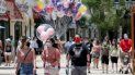 En imagen de archivo del 16 de junio de 2020, visitantes usan mascarillas de forma obligatoria a causa del coronavirus durante un recorrido por el complejo de tiendas, restaurantes y centros de entretenimiento Disney Springs en Lake Buena Vista, Florida. En imagen de archivo del 16 de junio de 2020, visitantes usan mascarillas de forma obligatoria a causa del coronavirus durante un recorrido por el complejo de tiendas, restaurantes y centros de entretenimiento Disney Springs en Lake Buena Vista, Florida.