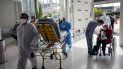 Enfermeros y pacientes utilizan un acceso de emergencia el martes 7 de julio de 2020 en el hospital privado Ricardo Palma, en Lima, Perú. Enfermeros y pacientes utilizan un acceso de emergencia el martes 7 de julio de 2020 en el hospital privado Ricardo Palma, en Lima, Perú.