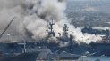 Una enorme columna de humo se eleva sobre el buque USS Bonhomme Richard en la base naval de San Diego el domingo 12 de julio de 2020 tras un incendio y explosión a bordo. Una enorme columna de humo se eleva sobre el buque USS Bonhomme Richard en la base naval de San Diego el domingo 12 de julio de 2020 tras un incendio y explosión a bordo.