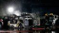 Los bomberos intentan apagar un incendio en un negocio de concesionarios de automóviles, luego de protestas por la posible aprobación de un proyecto de ley en el Congreso que busca autorizar retiros de fondos de pensiones en Santiago, Chile, a principios del 15 de julio de 2020. Los bomberos intentan apagar un incendio en un negocio de concesionarios de automóviles, luego de protestas por la posible aprobación de un proyecto de ley en el Congreso que busca autorizar retiros de fondos de pensiones en Santiago, Chile, a principios del 15 de julio de 2020.