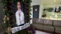 Se muestra un arreglo floral en el Jackson Memorial Hospital, el lunes 13 de julio de 2020, en Miami. Alrededor de una imagen del Dr. José Gregorio Hernández, que acaba de ser elevado a beato por la Iglesía Católica. Se muestra un arreglo floral en el Jackson Memorial Hospital, el lunes 13 de julio de 2020, en Miami. Alrededor de una imagen del Dr. José Gregorio Hernández, que acaba de ser elevado a beato por la Iglesía Católica.