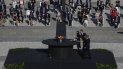 El rey Felipe VI, la princesa Leonor, flanqueados por dos miembros de la sociedad civil, depositan rosas blancas durante un homenaje a las víctimas y los héroes de la pandemia del coronavirus en España, en la explanada del Palacio Real, Madrid, España, el 16 de julio de 2020. El rey Felipe VI, la princesa Leonor, flanqueados por dos miembros de la sociedad civil, depositan rosas blancas durante un homenaje a las víctimas y los héroes de la pandemia del coronavirus en España, en la explanada del Palacio Real, Madrid, España, el 16 de julio de 2020.