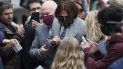 El actor Johnny Depp, en el centro, está rodeado de fanáticos cuando llega al Tribunal Superior de Londres, el jueves 16 de julio de 2020. El jefe de seguridad de Johnny Depp dijo que Amber Heard abusó físicamente de Depp El actor Johnny Depp, en el centro, está rodeado de fanáticos cuando llega al Tribunal Superior de Londres, el jueves 16 de julio de 2020. El jefe de seguridad de Johnny Depp dijo que Amber Heard abusó físicamente de Depp