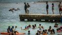 Por las menores restricciones gubernamentales y la ola de calor que azota a la isla, miles de cubanos están abarrotando las playas. Después de una cuarentena de más de tres meses, la tasa de infección por COVID-19 sigue siendo baja. Por las menores restricciones gubernamentales y la ola de calor que azota a la isla, miles de cubanos están abarrotando las playas. Después de una cuarentena de más de tres meses, la tasa de infección por COVID-19 sigue siendo baja.