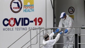 Trabajadores de salud en un sitio de pruebas COVID-19 durante la pandemia de coronavirus, el viernes 17 de julio de 2020 en Miami Beach, Florida. Trabajadores de salud en un sitio de pruebas COVID-19 durante la pandemia de coronavirus, el viernes 17 de julio de 2020 en Miami Beach, Florida.