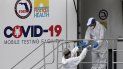 Trabajadores de salud en un sitio de pruebas COVID-19 durante la pandemia de coronavirus, el viernes 17 de julio de 2020 en Miami Beach, Florida. Trabajadores de salud en un sitio de pruebas COVID-19 durante la pandemia de coronavirus, el viernes 17 de julio de 2020 en Miami Beach, Florida.
