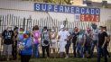 Un grupo de personas hace cola para comprar productos con dólares estadounidenses en un supermercado en La Habana, Cuba, el 20 de julio de 2020. Un grupo de personas hace cola para comprar productos con dólares estadounidenses en un supermercado en La Habana, Cuba, el 20 de julio de 2020.