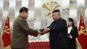 En esta imagen del domingo 26 de julio de 2020 proporcionada por el gobierno norcoreano, el líder de Corea del Norte, Kim Jong Un, en el centro, entrega una pistola conmemorativa a un oficial del Ejército durante una ceremonia en Pyongyang, Corea del Norte. En esta imagen del domingo 26 de julio de 2020 proporcionada por el gobierno norcoreano, el líder de Corea del Norte, Kim Jong Un, en el centro, entrega una pistola conmemorativa a un oficial del Ejército durante una ceremonia en Pyongyang, Corea del Norte.