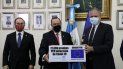 En una entrevista con Radio Sonora, el presidente de Guatemala, Alejandro Giammattei afirmó que San Lucas Tolimán sí tiene casos positivos de COVID-19 que ameritan el nivel de alerta. En esta foto, el mandatario (centro) recibe una donación de la Unión Europea. En una entrevista con Radio Sonora, el presidente de Guatemala, Alejandro Giammattei afirmó que San Lucas Tolimán sí tiene casos positivos de COVID-19 que ameritan el nivel de alerta. En esta foto, el mandatario (centro) recibe una donación de la Unión Europea.