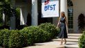 En esta imagen de archivo, tomada el 7 de mayo de 2019, la primera dama de Estados Unidos, Melania Trump, llega al acto del primer aniversario de su iniciativa Be Best, en el Rose Garden de la Casa Blanca, en Washington. En esta imagen de archivo, tomada el 7 de mayo de 2019, la primera dama de Estados Unidos, Melania Trump, llega al acto del primer aniversario de su iniciativa Be Best, en el Rose Garden de la Casa Blanca, en Washington.