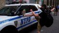 Un joven trata de dañar un vehículo policial en medio de una protesta en Nueva York el 25 de julio del 2020. Un joven trata de dañar un vehículo policial en medio de una protesta en Nueva York el 25 de julio del 2020.