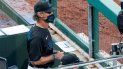 El mánager de los Marlins de Miami Don Mattingly observa desde la cueva durante el octavo inning del juego contra los Filis de Filadelfia, el sábado 25 de julio de 2020, en Filadelfia. El mánager de los Marlins de Miami Don Mattingly observa desde la cueva durante el octavo inning del juego contra los Filis de Filadelfia, el sábado 25 de julio de 2020, en Filadelfia.