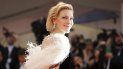 En esta foto del 31 de agosto de 2018, la actriz Cate Blanchett arriba al estreno de A Star Is Born en el Festival de Cine de Venecia. El Festival ha develado su programación de películas para la próxima edición, que arranca el 2 de septiembre. En esta foto del 31 de agosto de 2018, la actriz Cate Blanchett arriba al estreno de A Star Is Born en el Festival de Cine de Venecia. El Festival ha develado su programación de películas para la próxima edición, que arranca el 2 de septiembre.