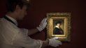 Una fotografía del folleto publicada por Sothebys el 28 de julio de 2020 muestra a un asistente sosteniendo un autorretrato del artista holandés Rembrandt en Londres. El autorretrato será subastado por un monto de entre 12 y 16 millones de libras. Una fotografía del folleto publicada por Sothebys el 28 de julio de 2020 muestra a un asistente sosteniendo un autorretrato del artista holandés Rembrandt en Londres. El autorretrato será subastado por un monto de entre 12 y 16 millones de libras.