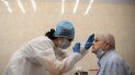 Un trabajador médico que usa equipo de protección toma un hisopo de una mujer en un centro médico en Moscú el 16 de julio de 2020, el primer día en que la capital rusa comenzó a proporcionar pruebas gratuitas de la enfermedad por coronavirus a sus residentes. Un trabajador médico que usa equipo de protección toma un hisopo de una mujer en un centro médico en Moscú el 16 de julio de 2020, el primer día en que la capital rusa comenzó a proporcionar pruebas gratuitas de la enfermedad por coronavirus a sus residentes.