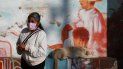 Una mujer se frota gel desinfectante el miércoles 22 de julio de 2020 mientras espera en una fila para realizarse la prueba de coronavirus, en San Gregorio Atlapulco, en la Ciudad de México. Una mujer se frota gel desinfectante el miércoles 22 de julio de 2020 mientras espera en una fila para realizarse la prueba de coronavirus, en San Gregorio Atlapulco, en la Ciudad de México.
