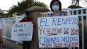 Vecinos indignados se manifiestan en contra del contenedor de cadáveres. Vecinos indignados se manifiestan en contra del contenedor de cadáveres.