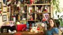 En esta foto del 25 de julio de 2020, la costurera de Broadway Amy Micallef posa en su casa con sus creaciones. En esta foto del 25 de julio de 2020, la costurera de Broadway Amy Micallef posa en su casa con sus creaciones.