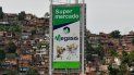 Un cartel promueve el primer supermercado iraní en América Latina cerca de un barrio pobre el miércoles 29 de julio de 2020, en Caracas, Venezuela. Un cartel promueve el primer supermercado iraní en América Latina cerca de un barrio pobre el miércoles 29 de julio de 2020, en Caracas, Venezuela.