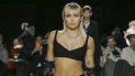 En esta foto del miércoles 12 de febrero de 2020 proporcionada por Marc Jacobs, la estrella del pop Miley Cyrus modela piezas de la colección Fall 2020 de Marc Jacobs durante la Semana de la Moda en Nueva York. La cantante ahora cuenta con un nuevo hogar en California. En esta foto del miércoles 12 de febrero de 2020 proporcionada por Marc Jacobs, la estrella del pop Miley Cyrus modela piezas de la colección Fall 2020 de Marc Jacobs durante la Semana de la Moda en Nueva York. La cantante ahora cuenta con un nuevo hogar en California.