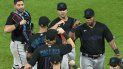 Jesús Aguilar (der.) celebra con sus compañeros de los Marlins de Florida tras la victoria 5-2 en el juego ante los Filis de Filadelfia. Jesús Aguilar (der.) celebra con sus compañeros de los Marlins de Florida tras la victoria 5-2 en el juego ante los Filis de Filadelfia.