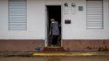Una mujer barre el lodo de una acera después de que la tormenta tropical Isaias afectara el área en Mayagüez, Puerto Rico, el 30 de julio de 2020. Una mujer barre el lodo de una acera después de que la tormenta tropical Isaias afectara el área en Mayagüez, Puerto Rico, el 30 de julio de 2020.