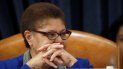 La representante Karen Bass escucha durante una sesión en el Capitolio, en Washington. La representante Karen Bass escucha durante una sesión en el Capitolio, en Washington.