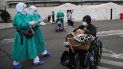 Varias personas que dieron positivo al coronavirus COVID-19 son trasladadas a tiendas en el exterior del hospital del Seguro Social para seguir su tratamiento, en Quito, Ecuador. Varias personas que dieron positivo al coronavirus COVID-19 son trasladadas a tiendas en el exterior del hospital del Seguro Social para seguir su tratamiento, en Quito, Ecuador.