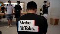 Un hombre con una camiseta que promueve la aplicación TikTok en una tienda Apple, en Pekín. Un hombre con una camiseta que promueve la aplicación TikTok en una tienda Apple, en Pekín.
