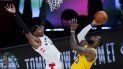 LeBron James (23) de los Lakers de Los Ángeles dispara al aro frente a Rondae Hollis-Jefferson (4) de los Raptors de Toronto, el sábado 1 de agosto de 2020, en Lake Buena Vista, Florida. LeBron James (23) de los Lakers de Los Ángeles dispara al aro frente a Rondae Hollis-Jefferson (4) de los Raptors de Toronto, el sábado 1 de agosto de 2020, en Lake Buena Vista, Florida.