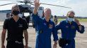 El astronauta Douglas Hurley junto a personal de la NASA y SpaceX en Pensacola, Florida, antes de abordar un avión hacia Houston, el domingo 2 de agosto. El astronauta Douglas Hurley junto a personal de la NASA y SpaceX en Pensacola, Florida, antes de abordar un avión hacia Houston, el domingo 2 de agosto.