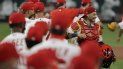 El cátcher de los Cardenales Yadier Molina (con pechera) festeja una victoria 5-4 sobre los Piratas en San Luis el 24 de julio del 2020. Los equipos de las grandes ligas están realizando rastreos internos para evitar la propagación del coronavirus. Los Cardenales, no obstante, tienen varios infectados. El cátcher de los Cardenales Yadier Molina (con pechera) festeja una victoria 5-4 sobre los Piratas en San Luis el 24 de julio del 2020. Los equipos de las grandes ligas están realizando rastreos internos para evitar la propagación del coronavirus. Los Cardenales, no obstante, tienen varios infectados.