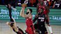 Fred VanVleet (23) de los Raptors de Toronto dispara al aro frente a Goran Dragic del Heat de Miami, el lunes 3 de agosto de 2020, en Lake Buena Vista, Florida. Los Raptors ganaron 107-103. Fred VanVleet (23) de los Raptors de Toronto dispara al aro frente a Goran Dragic del Heat de Miami, el lunes 3 de agosto de 2020, en Lake Buena Vista, Florida. Los Raptors ganaron 107-103.