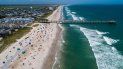Bañistas en la playa de Wrightsville, Carolina del Norte, el domingo 2 de agosto de 2020, mientras la tormenta tropical Isaías avanza por la costa sureste del país. Bañistas en la playa de Wrightsville, Carolina del Norte, el domingo 2 de agosto de 2020, mientras la tormenta tropical Isaías avanza por la costa sureste del país.